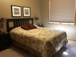 Guest room with Queen bed